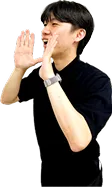 両手を使って大きな声を出している男の人