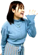 両手を使って大きな声を出している女の人